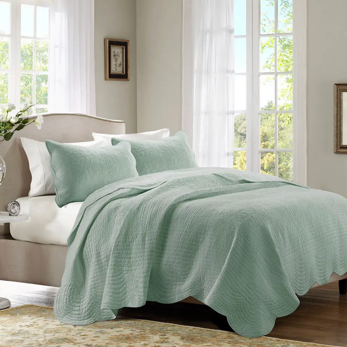 Scalloped Coverlet Quilt Set