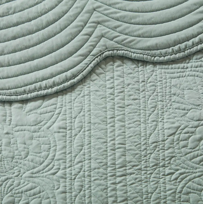 Scalloped Coverlet Quilt Set